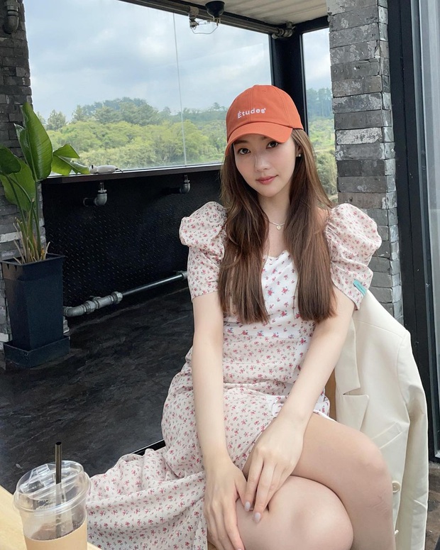 Cùng diện váy bánh bèo, sao Việt và sao Hàn chỉ cần thêm 1 thứ phụ kiện là ra ngay style khác bọt hoàn toàn - Ảnh 6. Cùng diện váy bánh bèo, sao Việt và sao Hàn chỉ cần thêm 1 thứ phụ kiện là ra ngay style khác bọt hoàn toàn - Ảnh 6.