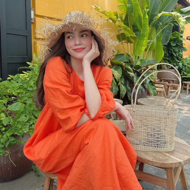 Cùng diện váy bánh bèo, sao Việt và sao Hàn chỉ cần thêm 1 thứ phụ kiện là ra ngay style khác bọt hoàn toàn - Ảnh 1. Cùng diện váy bánh bèo, sao Việt và sao Hàn chỉ cần thêm 1 thứ phụ kiện là ra ngay style khác bọt hoàn toàn - Ảnh 1.