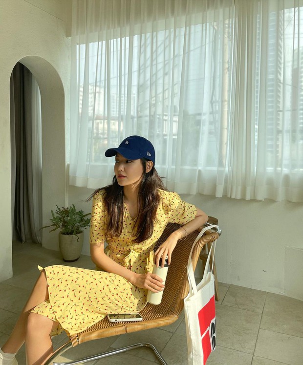 Cùng diện váy bánh bèo, sao Việt và sao Hàn chỉ cần thêm 1 thứ phụ kiện là ra ngay style khác bọt hoàn toàn - Ảnh 7. Cùng diện váy bánh bèo, sao Việt và sao Hàn chỉ cần thêm 1 thứ phụ kiện là ra ngay style khác bọt hoàn toàn - Ảnh 7.