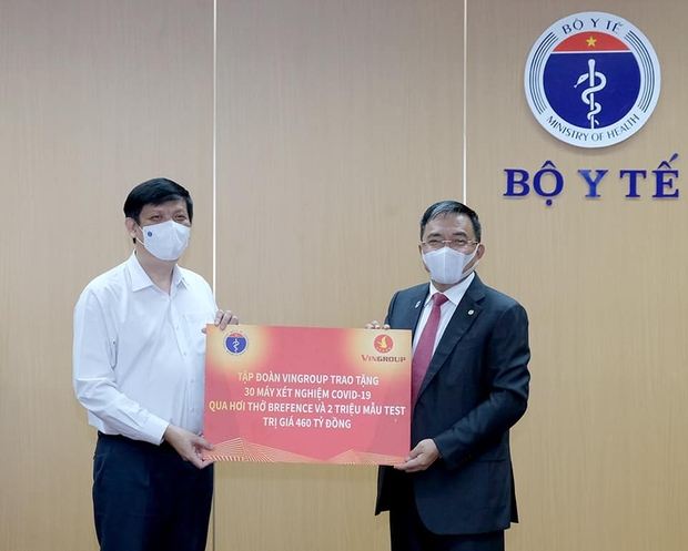 Vingroup trao tặng Bộ Y tế 30 máy xét nghiệm Covid-19 qua hơi thở và 2 triệu mẫu test, tổng trị giá hơn 460 tỷ đồng - Ảnh 1.
