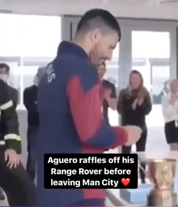 Nhiều tiền để làm gì: Aguero tổ chức bốc thăm trúng Range Rover cho nhân viên Man City - Ảnh 1. Nhiều tiền để làm gì: Aguero tổ chức bốc thăm trúng Range Rover cho nhân viên Man City - Ảnh 1.