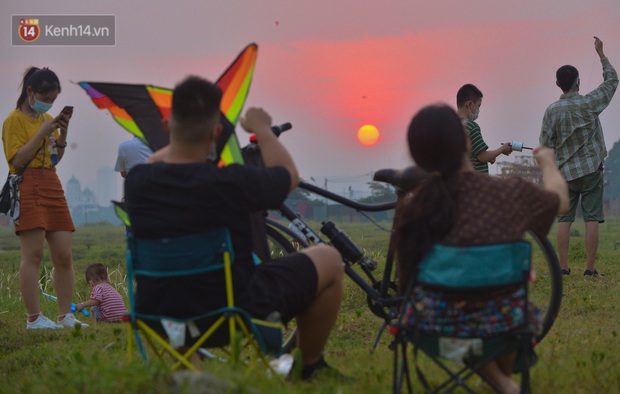 Chùm ảnh: Người Hà Nội kéo nhau ra bãi đất trống đá bóng thả diều, cởi bỏ khẩu trang cho mát bất chấp dịch Covid-19 - Ảnh 8.