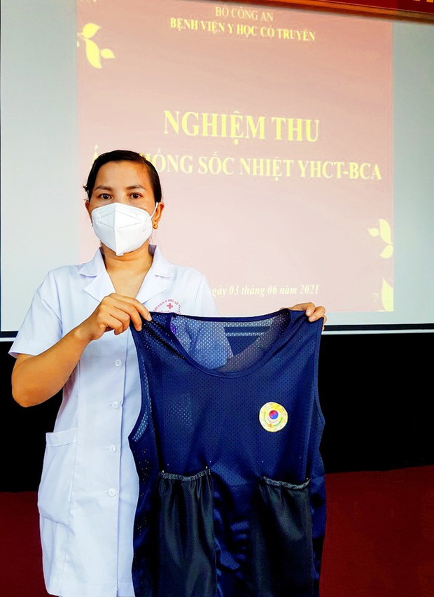 Phát minh vừa rẻ vừa tiện giúp các y bác sĩ ở Bắc Giang chống cái nóng cháy da thịt - Ảnh 1. Phát minh vừa rẻ vừa tiện giúp các y bác sĩ ở Bắc Giang chống cái nóng cháy da thịt - Ảnh 1.