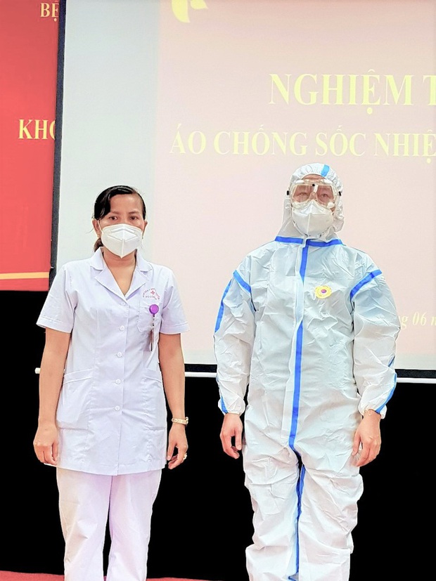 Phát minh vừa rẻ vừa tiện giúp các y bác sĩ ở Bắc Giang chống cái nóng cháy da thịt - Ảnh 2. Phát minh vừa rẻ vừa tiện giúp các y bác sĩ ở Bắc Giang chống cái nóng cháy da thịt - Ảnh 2.