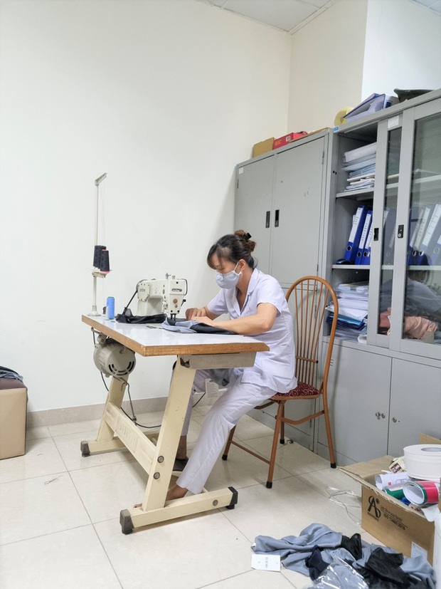 Phát minh vừa rẻ vừa tiện giúp các y bác sĩ ở Bắc Giang chống cái nóng cháy da thịt - Ảnh 8. Phát minh vừa rẻ vừa tiện giúp các y bác sĩ ở Bắc Giang chống cái nóng cháy da thịt - Ảnh 8.