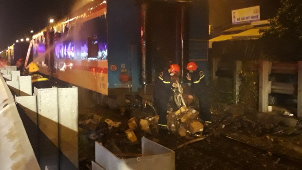 Tàu hỏa bốc cháy dữ dội khi đang chạy trên đường sắt - Ảnh 3.