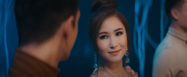 Hương Tràm trở thành nữ phụ đam mỹ vướng vào cuộc tình tay ba đầy éo le trong MV mới, chính thức lên tiếng về tin đồn có thai! - Ảnh 3. Hương Tràm trở thành nữ phụ đam mỹ vướng vào cuộc tình tay ba đầy éo le trong MV mới, chính thức lên tiếng về tin đồn có thai! - Ảnh 3.