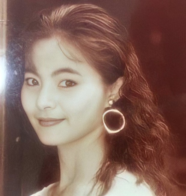 Netizen sốc visual trước ảnh thời trẻ của mẹ Tzuyu (TWICE): Mẹ thế này bảo sao nữ idol thành gương mặt đẹp nhất thế giới! - Ảnh 2. Netizen sốc visual trước ảnh thời trẻ của mẹ Tzuyu (TWICE): Mẹ thế này bảo sao nữ idol thành gương mặt đẹp nhất thế giới! - Ảnh 2.