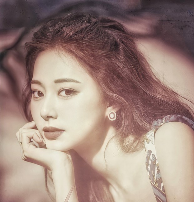 Netizen sốc visual trước ảnh thời trẻ của mẹ Tzuyu (TWICE): Mẹ thế này bảo sao nữ idol thành gương mặt đẹp nhất thế giới! - Ảnh 3. Netizen sốc visual trước ảnh thời trẻ của mẹ Tzuyu (TWICE): Mẹ thế này bảo sao nữ idol thành gương mặt đẹp nhất thế giới! - Ảnh 3.
