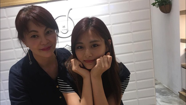 Netizen sốc visual trước ảnh thời trẻ của mẹ Tzuyu (TWICE): Mẹ thế này bảo sao nữ idol thành gương mặt đẹp nhất thế giới! - Ảnh 6. Netizen sốc visual trước ảnh thời trẻ của mẹ Tzuyu (TWICE): Mẹ thế này bảo sao nữ idol thành gương mặt đẹp nhất thế giới! - Ảnh 6.
