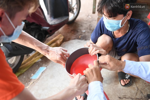 Ảnh: Sau hơn 100 giờ thai nghén, buồng lấy mẫu xét nghiệm chống nóng, giảm nguy cơ lây chéo đã được chuyển tới tâm dịch Bắc Giang - Ảnh 14.