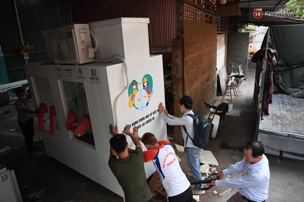 Ảnh: Sau hơn 100 giờ thai nghén, buồng lấy mẫu xét nghiệm chống nóng, giảm nguy cơ lây chéo đã được chuyển tới tâm dịch Bắc Giang - Ảnh 16.