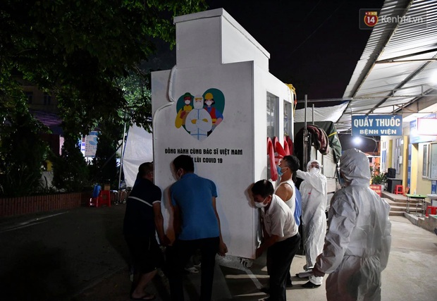 Ảnh: Sau hơn 100 giờ thai nghén, buồng lấy mẫu xét nghiệm chống nóng, giảm nguy cơ lây chéo đã được chuyển tới tâm dịch Bắc Giang - Ảnh 17.