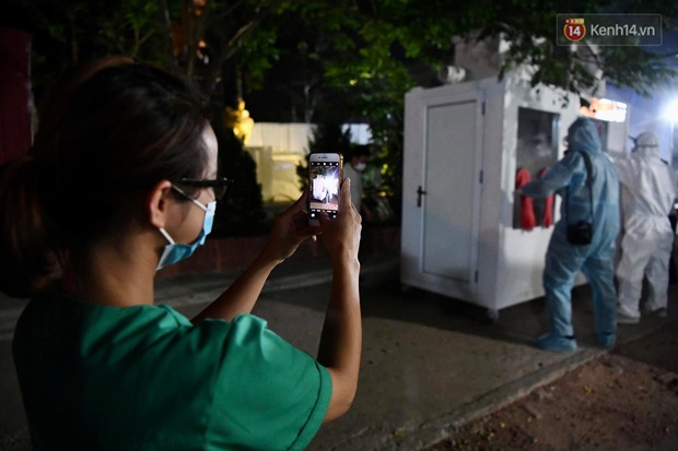 Ảnh: Sau hơn 100 giờ thai nghén, buồng lấy mẫu xét nghiệm chống nóng, giảm nguy cơ lây chéo đã được chuyển tới tâm dịch Bắc Giang - Ảnh 18.