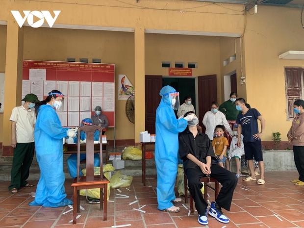 Lạng Sơn phun khử khuẩn toàn bộ tâm dịch Hữu Lũng - Ảnh 3. Lạng Sơn phun khử khuẩn toàn bộ tâm dịch Hữu Lũng - Ảnh 3.