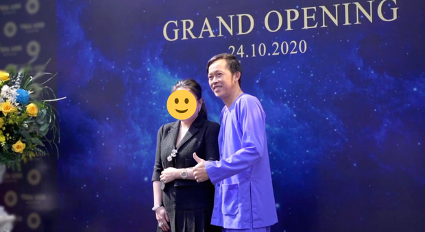 Netizen bóc NS Hoài Linh nói dối: Khẳng định ở nhà cách ly sau xạ trị, nhưng lại có ảnh phân thân đi sự kiện - Ảnh 4. Netizen bóc NS Hoài Linh nói dối: Khẳng định ở nhà cách ly sau xạ trị, nhưng lại có ảnh phân thân đi sự kiện - Ảnh 4.
