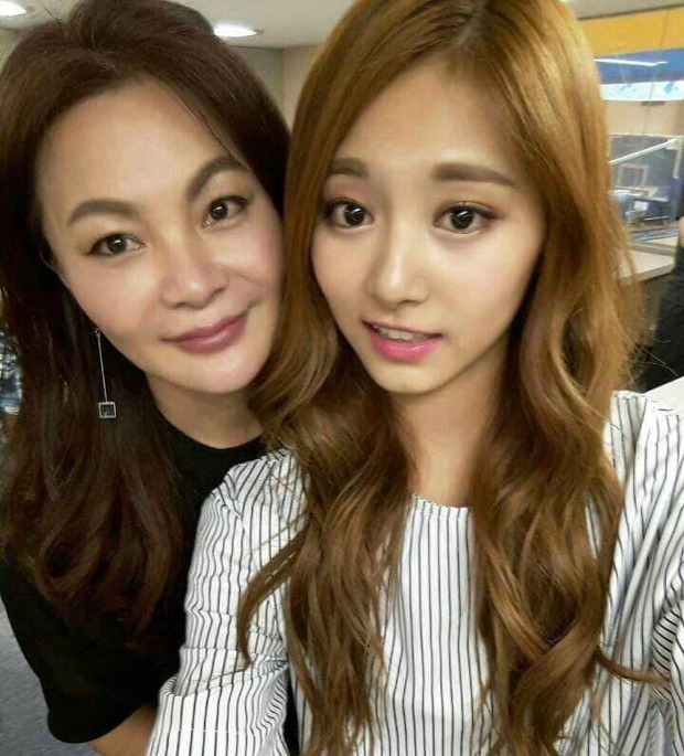 Netizen sốc visual trước ảnh thời trẻ của mẹ Tzuyu (TWICE): Mẹ thế này bảo sao nữ idol thành gương mặt đẹp nhất thế giới! - Ảnh 5. Netizen sốc visual trước ảnh thời trẻ của mẹ Tzuyu (TWICE): Mẹ thế này bảo sao nữ idol thành gương mặt đẹp nhất thế giới! - Ảnh 5.