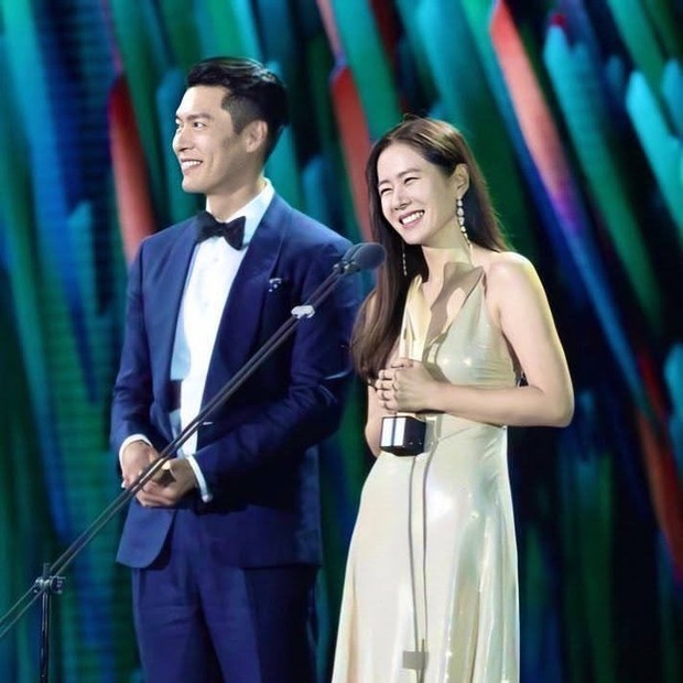 Nhìn ánh mắt của Son Ye Jin dành cho Hyun Bin 1 năm và 7 năm trước mới thấy định mệnh cặp đôi thuộc về nhau - Ảnh 3. Nhìn ánh mắt của Son Ye Jin dành cho Hyun Bin 1 năm và 7 năm trước mới thấy định mệnh cặp đôi thuộc về nhau - Ảnh 3.