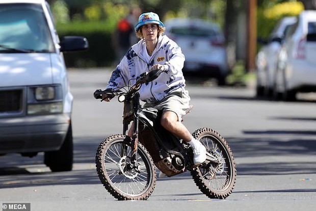 Hot rần rần hình ảnh Justin Bieber cởi trần phóng xe máy chở vợ đi chơi, nhìn tưởng bon bon giữa trời nắng Quận 1 - Ảnh 5.