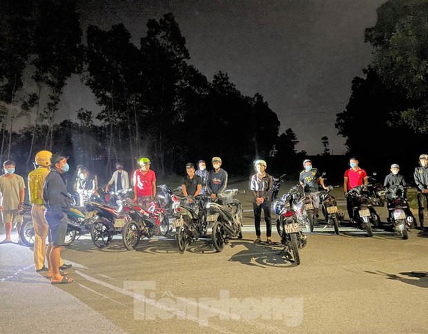  Bất chấp địa phương đang dịch phức tạp, hơn 50 người tụ tập đua xe  - Ảnh 2.