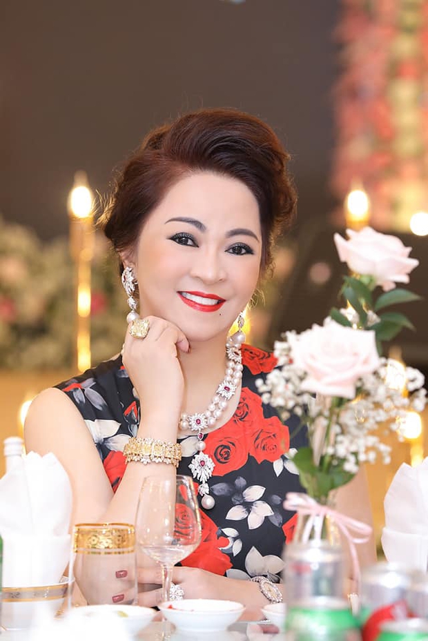 Bà trùm Đại Nam phải đích thân giải đáp thắc mắc: Nhà giàu có ngủ mùng không? - Ảnh 1. Bà trùm Đại Nam phải đích thân giải đáp thắc mắc: Nhà giàu có ngủ mùng không? - Ảnh 1.