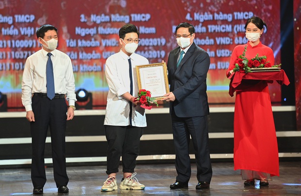 Nam sinh lớp 10 dành tiền ăn sáng đóng góp cho Quỹ vaccine: Thả thính cực ngọt, thành tích học cũng không phải dạng vừa - Ảnh 1.