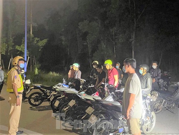  Bất chấp địa phương đang dịch phức tạp, hơn 50 người tụ tập đua xe  - Ảnh 3.