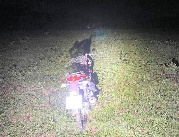  Bất chấp địa phương đang dịch phức tạp, hơn 50 người tụ tập đua xe  - Ảnh 4.