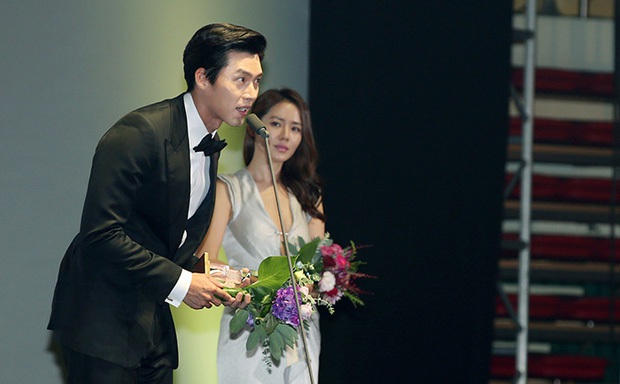 Nhìn ánh mắt của Son Ye Jin dành cho Hyun Bin 1 năm và 7 năm trước mới thấy định mệnh cặp đôi thuộc về nhau - Ảnh 10. Nhìn ánh mắt của Son Ye Jin dành cho Hyun Bin 1 năm và 7 năm trước mới thấy định mệnh cặp đôi thuộc về nhau - Ảnh 10.