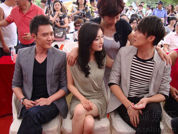 Phản ứng của sao nam châu Á khi đồng nghiệp nữ gặp sự cố: Người trơ mắt nhìn mỹ nhân bị sàm sỡ, kẻ vô duyên đứng cười nghiêng ngả - Ảnh 12.