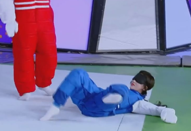 Phản ứng của sao nam châu Á khi đồng nghiệp nữ gặp sự cố: Người trơ mắt nhìn mỹ nhân bị sàm sỡ, kẻ vô duyên đứng cười nghiêng ngả - Ảnh 18.