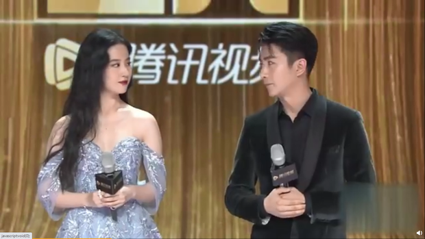 Cúc Tịnh Y e ấp bên phi công mới, Lưu Diệc Phi về nhà cùng Trần Hiểu sau thảm họa Mulan ở lễ kỷ niệm 10 năm Tencent - Ảnh 2. Cúc Tịnh Y e ấp bên phi công mới, Lưu Diệc Phi về nhà cùng Trần Hiểu sau thảm họa Mulan ở lễ kỷ niệm 10 năm Tencent - Ảnh 2.