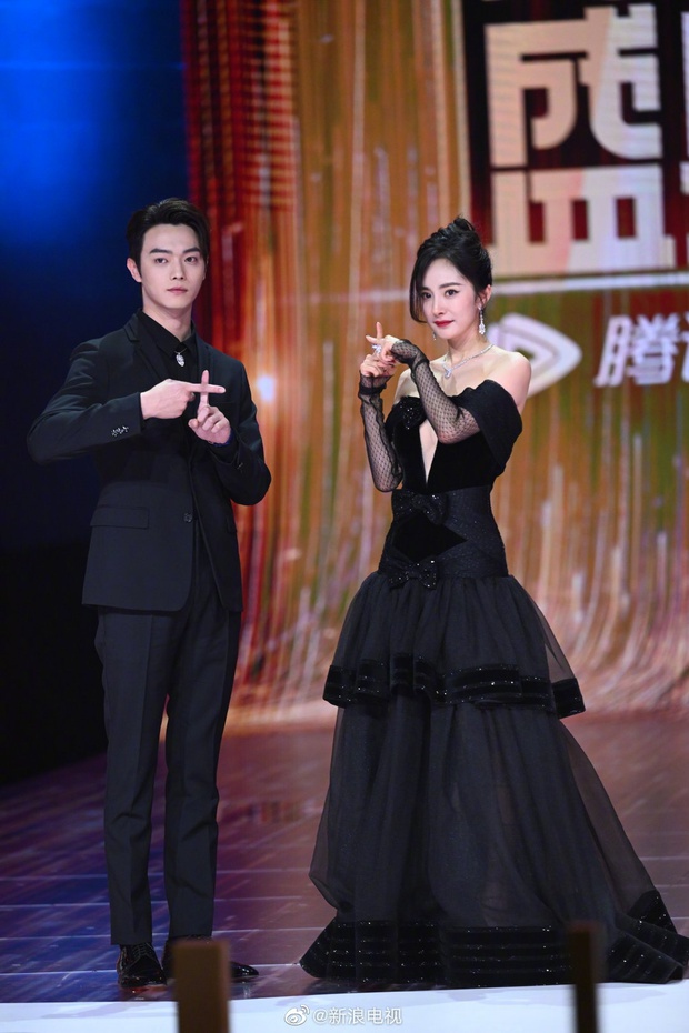 Cúc Tịnh Y e ấp bên phi công mới, Lưu Diệc Phi về nhà cùng Trần Hiểu sau thảm họa Mulan ở lễ kỷ niệm 10 năm Tencent - Ảnh 1. Cúc Tịnh Y e ấp bên phi công mới, Lưu Diệc Phi về nhà cùng Trần Hiểu sau thảm họa Mulan ở lễ kỷ niệm 10 năm Tencent - Ảnh 1.