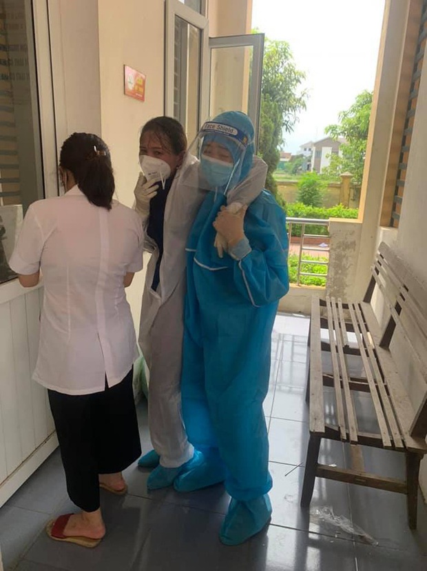 Nữ nhân viên y tế ngất xỉu khi lấy mẫu xét nghiệm trong vùng dịch - Ảnh 2. Nữ nhân viên y tế ngất xỉu khi lấy mẫu xét nghiệm trong vùng dịch - Ảnh 2.