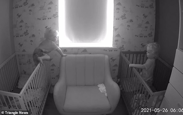 Xem camera trong phòng các con, bố mẹ sững sờ trước hành động của cặp song sinh lúc sáng sớm - Ảnh 2.