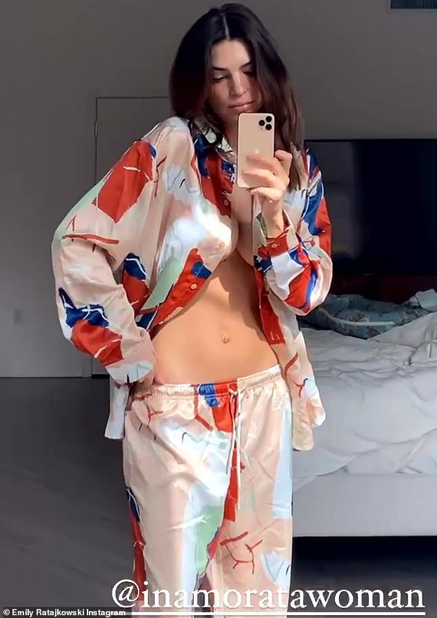 Cô đào siêu vòng 1 Emily Ratajkowski phô diễn body bốc lửa, dân tình chỉ lo cho quý tử 3 tháng tuổi lơ lửng bị cầm như búp bê - Ảnh 6.