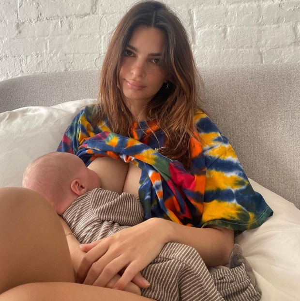 Cô đào siêu vòng 1 Emily Ratajkowski phô diễn body bốc lửa, dân tình chỉ lo cho quý tử 3 tháng tuổi lơ lửng bị cầm như búp bê - Ảnh 8.