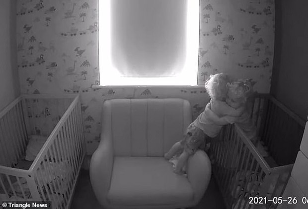 Xem camera trong phòng các con, bố mẹ sững sờ trước hành động của cặp song sinh lúc sáng sớm - Ảnh 3.