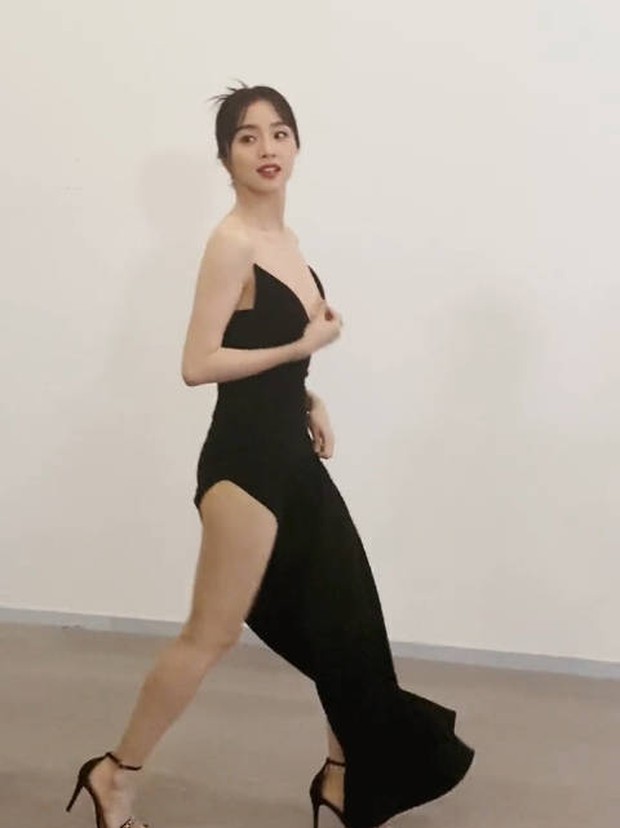 Đây đích thị là bộ váy kém duyên nhất Cbiz hôm qua, lại còn toòng teng 1 vật ở ngay chỗ nhạy cảm! - Ảnh 7. Đây đích thị là bộ váy kém duyên nhất Cbiz hôm qua, lại còn toòng teng 1 vật ở ngay chỗ nhạy cảm! - Ảnh 7.