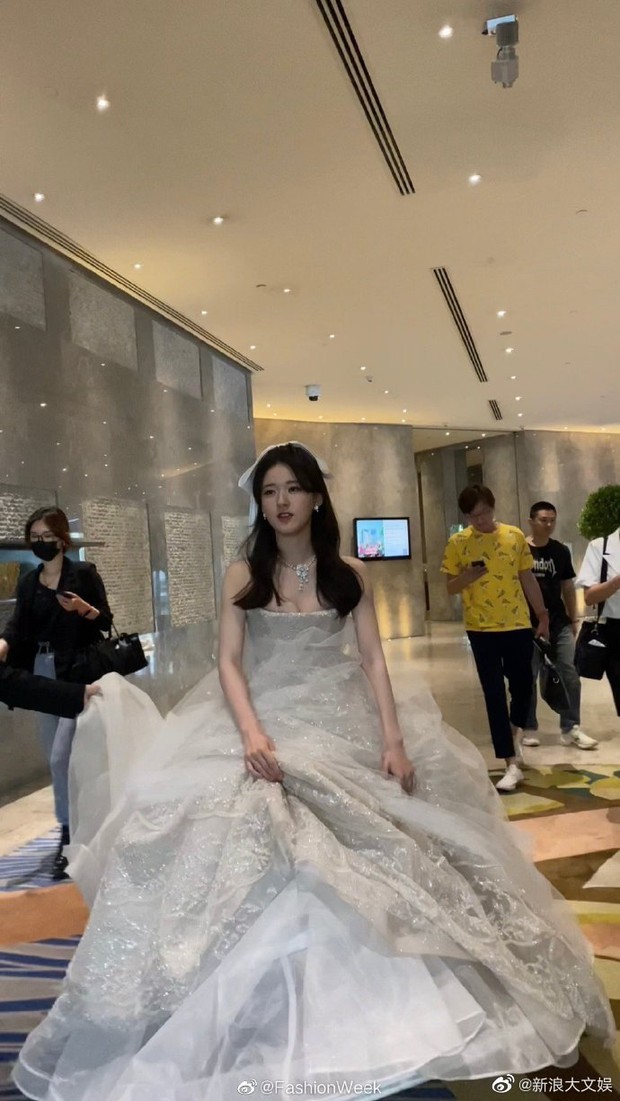 Trà xanh Triệu Lộ Tư gây sốt với loạt ảnh �team qua đường chụp, visual nức nở nhường nào mà cả Weibo náo loạn? - Ảnh 2.