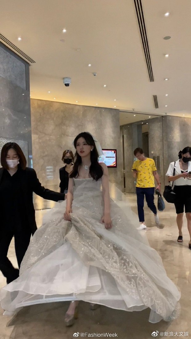 Trà xanh Triệu Lộ Tư gây sốt với loạt ảnh �team qua đường chụp, visual nức nở nhường nào mà cả Weibo náo loạn? - Ảnh 5.