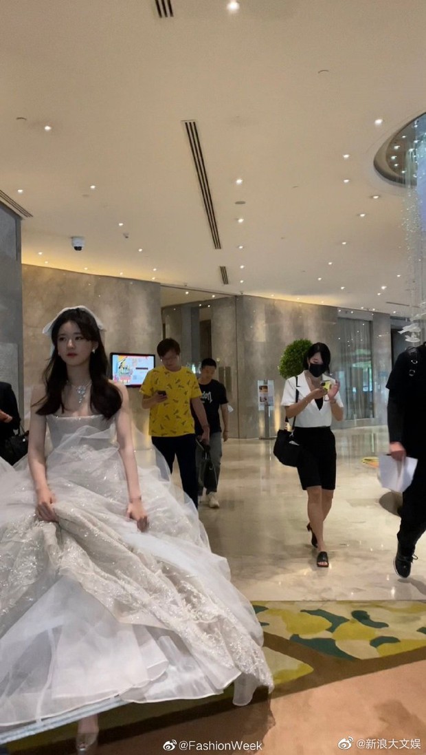 Trà xanh Triệu Lộ Tư gây sốt với loạt ảnh �team qua đường chụp, visual nức nở nhường nào mà cả Weibo náo loạn? - Ảnh 3.