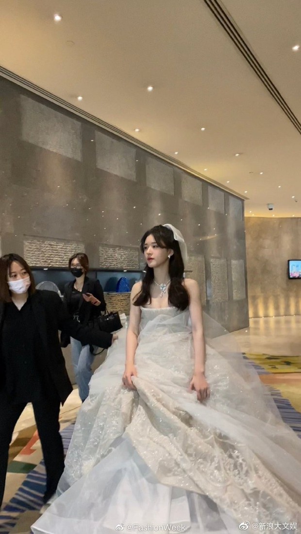 Trà xanh Triệu Lộ Tư gây sốt với loạt ảnh �team qua đường chụp, visual nức nở nhường nào mà cả Weibo náo loạn? - Ảnh 4.