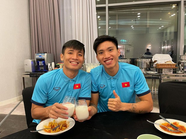 Hai “nam thần” Văn Hậu - Tiến Dũng thắm thiết, hé lộ bữa ăn đơn giản của tuyển Việt Nam sau trận thắng đậm tối qua - Ảnh 3.