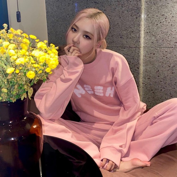 Rosé ngồi banh chân tè he ra để pose dáng mà vẫn không bị dân tình gạch đá, lý do là gì? - Ảnh 4. Rosé ngồi banh chân tè he ra để pose dáng mà vẫn không bị dân tình gạch đá, lý do là gì? - Ảnh 4.