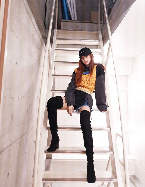 Rosé ngồi banh chân tè he ra để pose dáng mà vẫn không bị dân tình gạch đá, lý do là gì? - Ảnh 12. Rosé ngồi banh chân tè he ra để pose dáng mà vẫn không bị dân tình gạch đá, lý do là gì? - Ảnh 12.