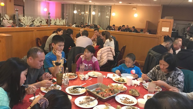 Vào ăn nhà hàng sang chảnh, gia đình nọ có hành động kém sang nhưng lại nhận cơn mưa lời khen từ dân mạng? - Ảnh 4.