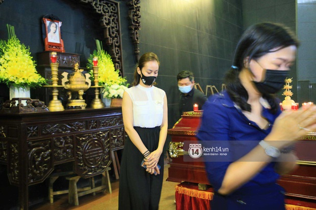 Dàn sao đến tiễn đưa Hoa hậu Thu Thủy: Diễn viên Minh Tiệp bật khóc, Đỗ Mỹ Linh và dàn Hoa hậu cùng nhiều sao Việt nén lòng - Ảnh 15.