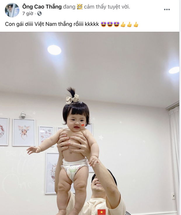 Ăn mừng Việt Nam thắng 4-0 kiểu bố bỉm Ông Cao Thắng: Không có cờ, nhanh tay bế ái nữ lên hô to, nhìn mặt Winnie hớn quá! - Ảnh 2.