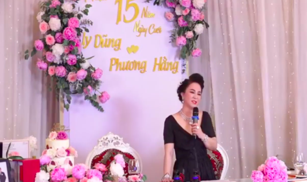 Vợ chồng bà Phương Hằng mở tiệc online kỷ niệm 15 năm cưới: Nữ đại gia lên đồ sexy, hột xoàn đầy người, trang trí nhà hoành tráng như hôn lễ - Ảnh 10. Vợ chồng bà Phương Hằng mở tiệc online kỷ niệm 15 năm cưới: Nữ đại gia lên đồ sexy, hột xoàn đầy người, trang trí nhà hoành tráng như hôn lễ - Ảnh 10.